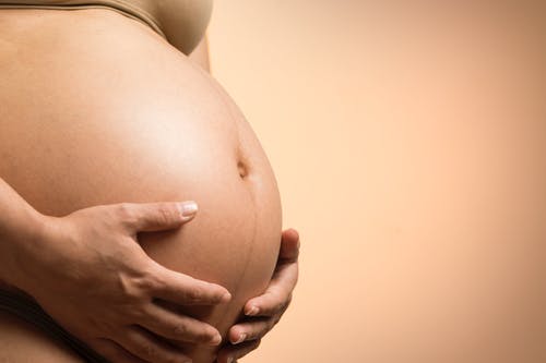Eliminar las estrias en barriga de mujer embarazada