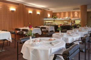 Breakfast_tables_and_buffet_-_Paris_Opera_Cadet_Hotel